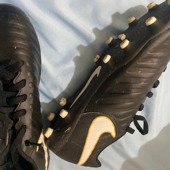 Nike Tiempo Youth Soccer Cleats - Picture 3 of 7